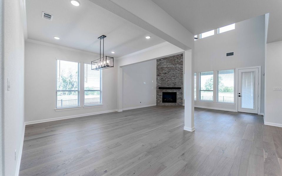 Spacious, unfurnished interior of a new home in Heath Golf & Yacht Club, Heath (Image 21).