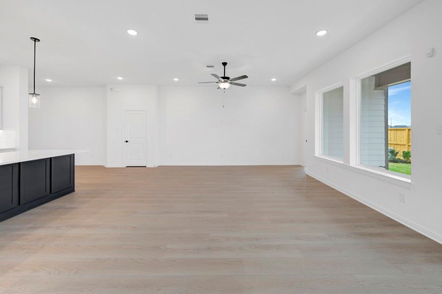 Spacious, unfurnished interior of a new home in The Grand Prairie 50’, Hockley (Image 18).