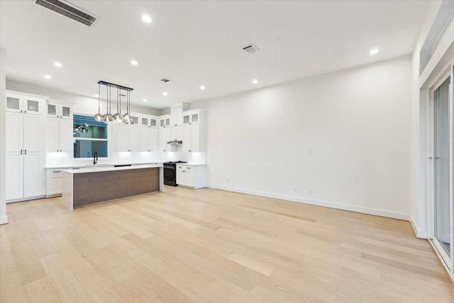 Spacious, unfurnished interior of a new home in , Houston (Image 24).