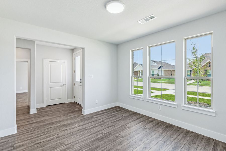 Spacious, unfurnished interior of a new home in Dove Hollow, Waxahachie (Image 29).