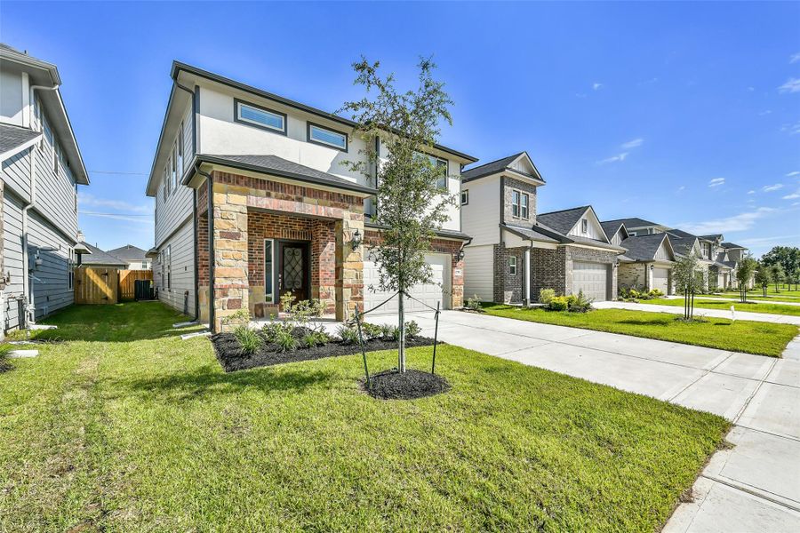 Exterior details and patio area of a home in Anderson Lakes, Houston (Image 21).