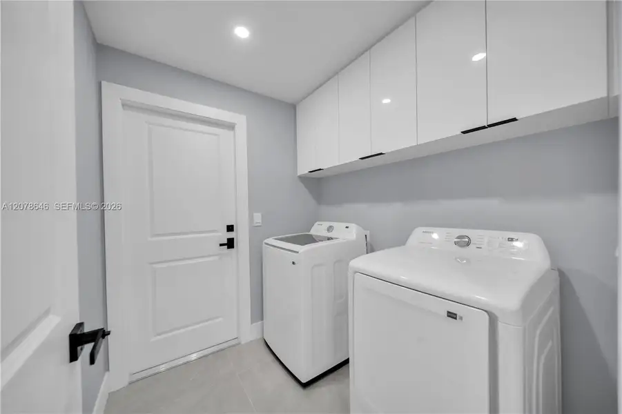 Furnished interior view inside a new home in , Cape Coral (Image 15).