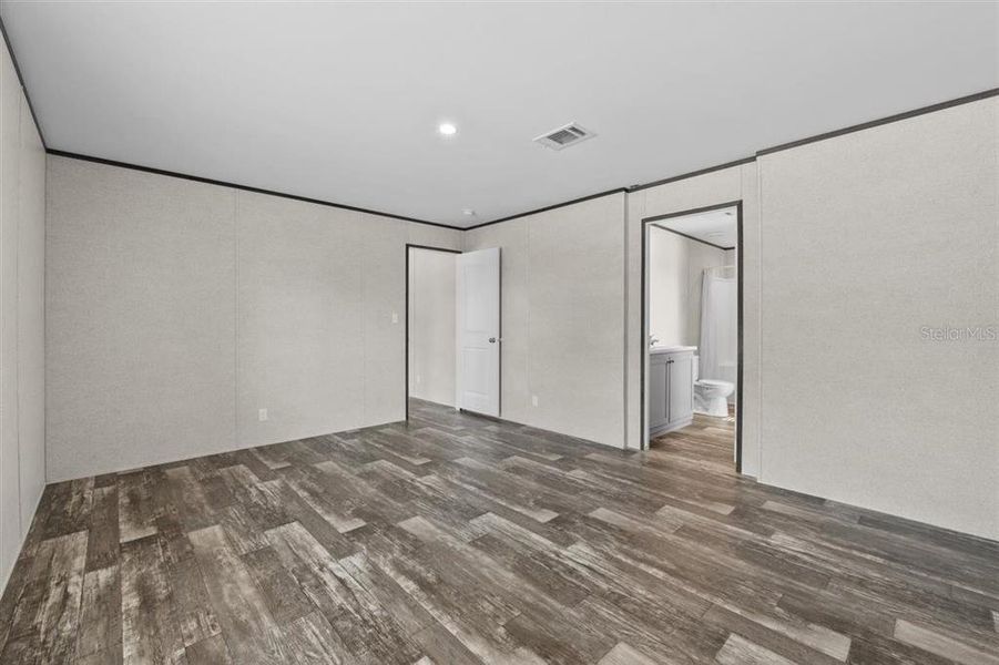 Spacious, unfurnished interior of a new home in , Crystal River (Image 15).