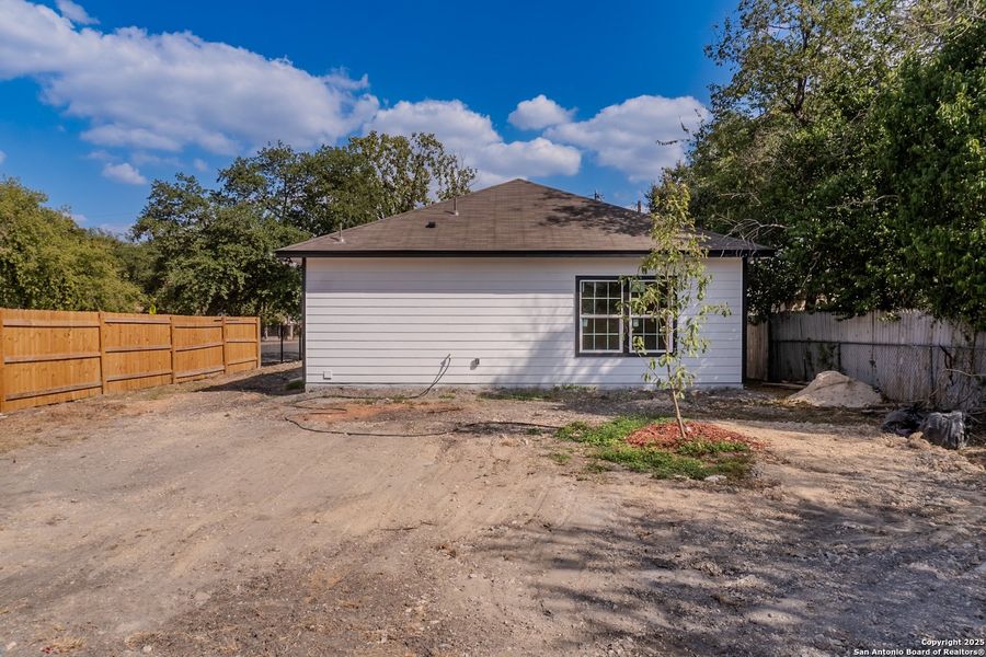 Exterior details and patio area of a home in , San Antonio (Image 15).