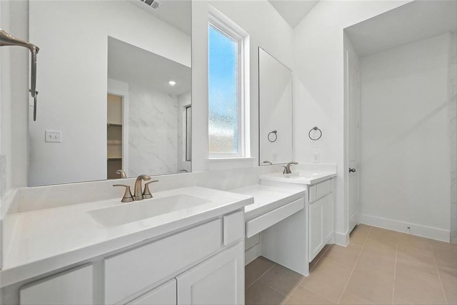 Furnished interior view inside a new home in Dove Hollow, Waxahachie (Image 8).