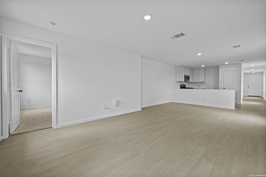 Spacious, unfurnished interior of a new home in Spring Grove, St. Hedwig (Image 17).