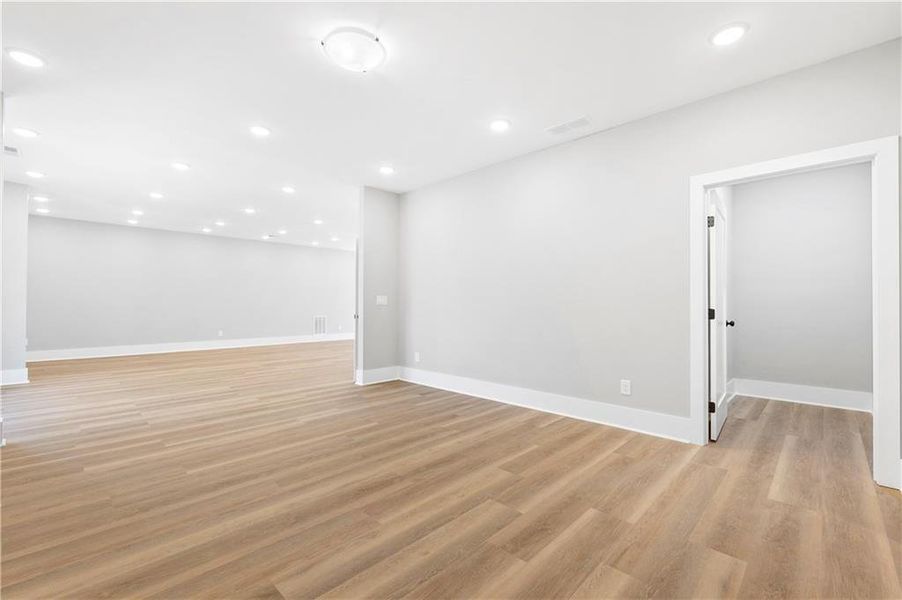 Spacious, unfurnished interior of a new home in , Brookhaven (Image 36).