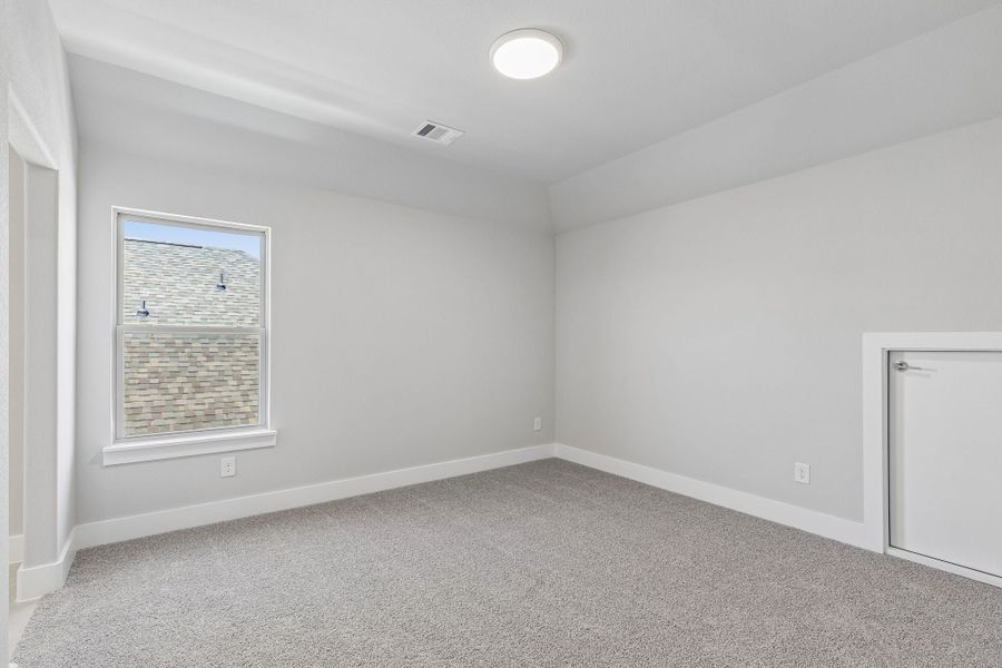 Spacious, unfurnished interior of a new home in Dove Hollow, Waxahachie (Image 29).