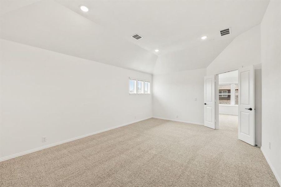 Spacious, unfurnished interior of a new home in Glenwood Meadows, Argyle (Image 36).