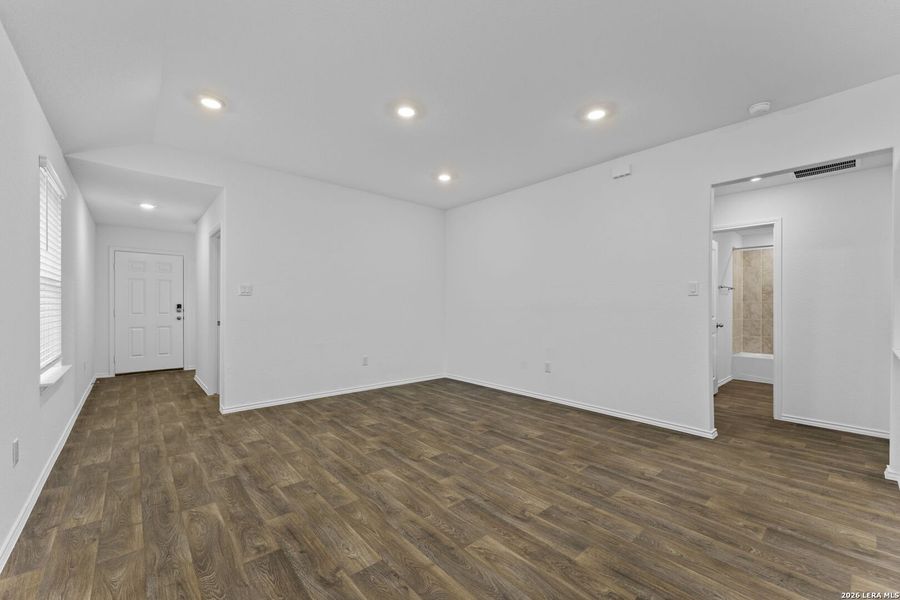 Spacious, unfurnished interior of a new home in Laurel Vistas, San Antonio (Image 16).