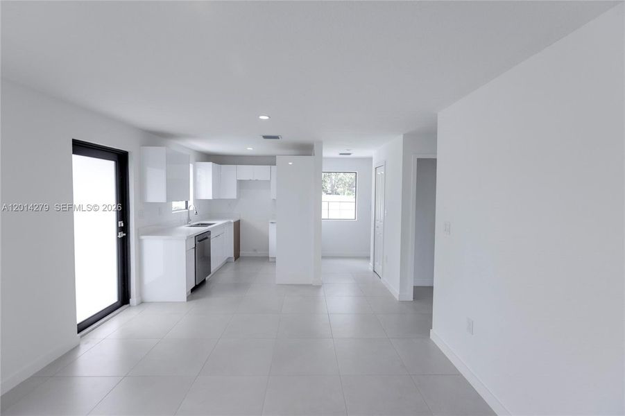 Spacious, unfurnished interior of a new home in , Miami (Image 8).