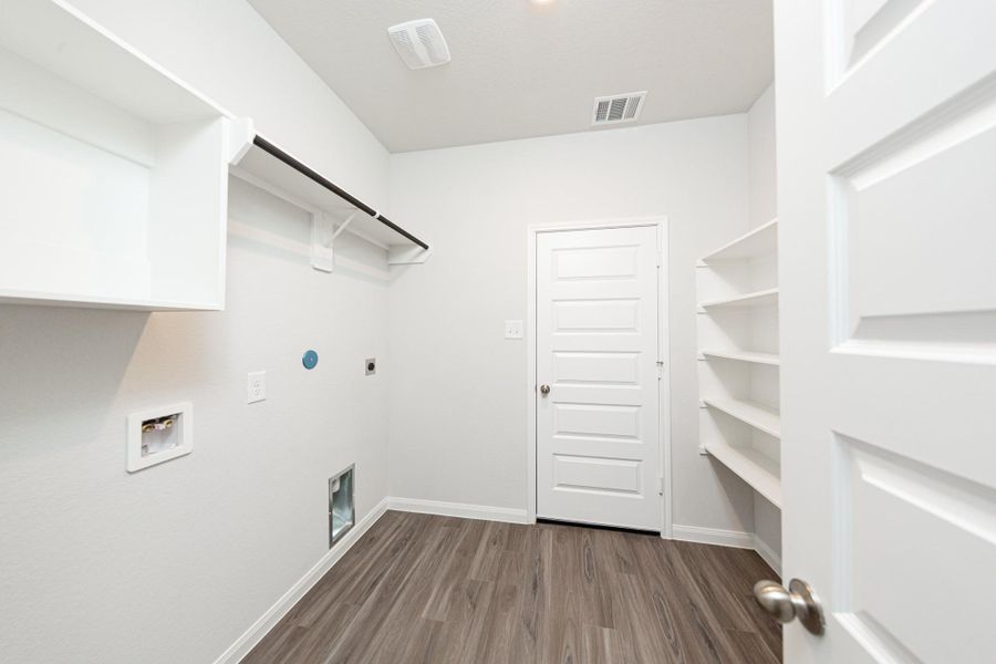 Spacious, unfurnished interior of a new home in River's Edge, Conroe (Image 9).