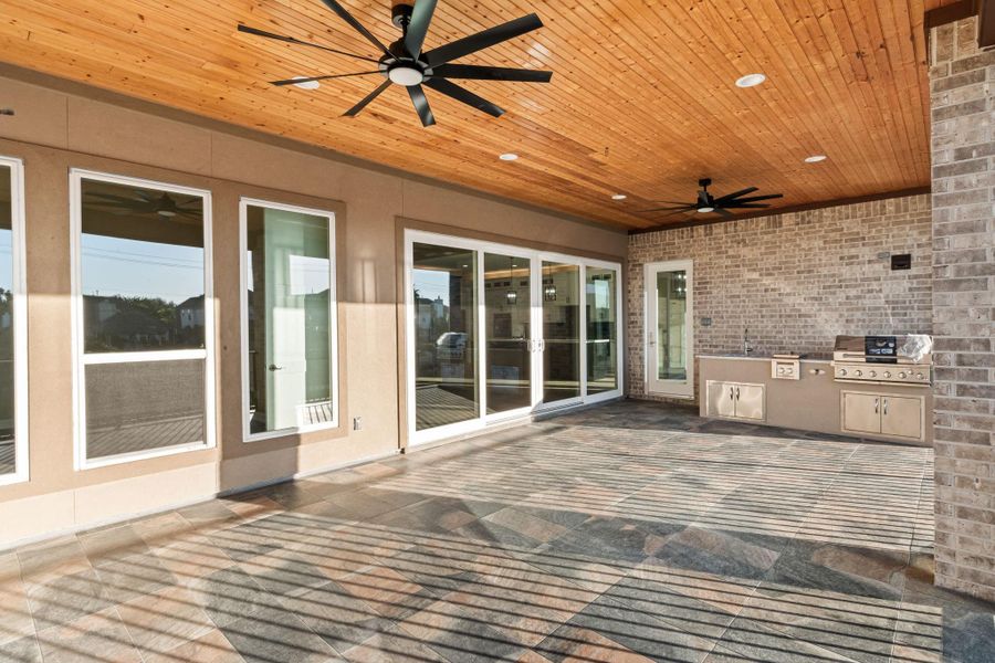 Exterior details and patio area of a home in , Kemah (Image 4).