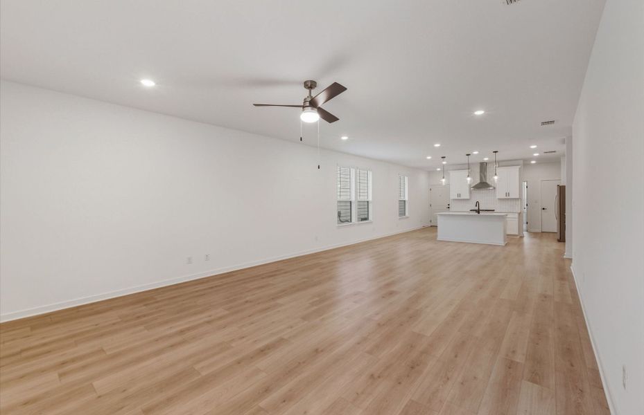 Spacious, unfurnished interior of a new home in Sunfield, Buda (Image 35).