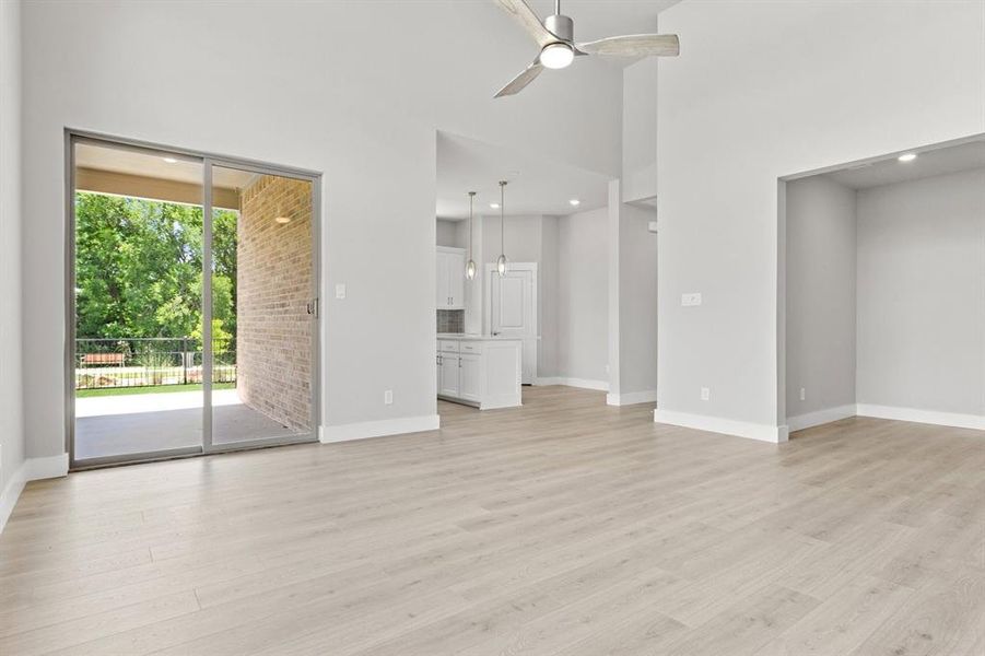 010-8517DelRioTrail-Rowlett-TX-75089-Living.jpg-SMALL