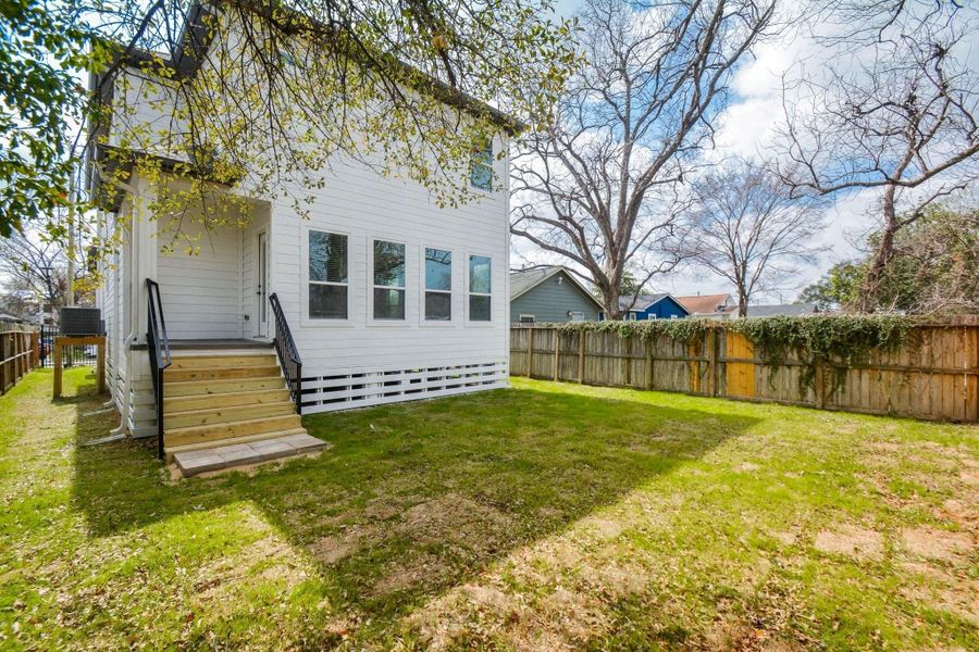Exterior details and patio area of a home in , Houston (Image 19).