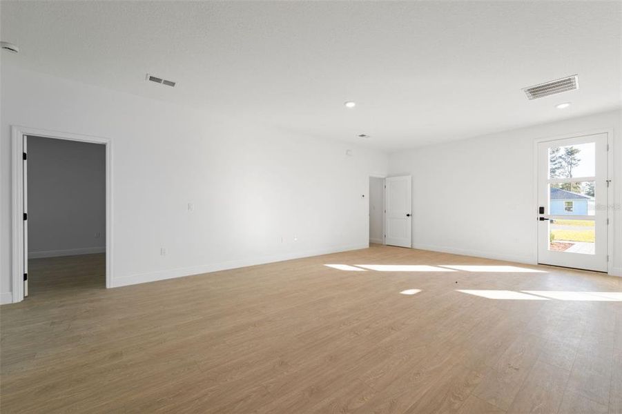 Spacious, unfurnished interior of a new home in , Ocala (Image 29).