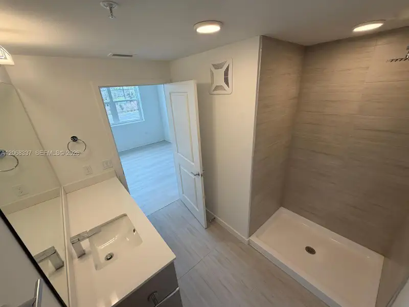Furnished interior view inside a new home in , Orlando (Image 5).