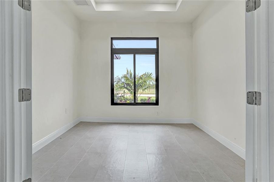 Spacious, unfurnished interior of a new home in , Cape Coral (Image 23).