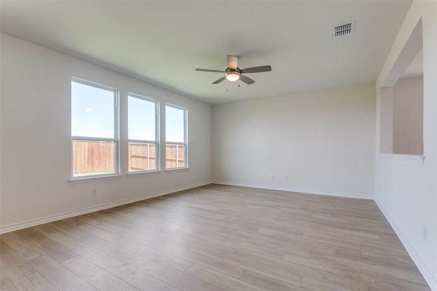 Spacious, unfurnished interior of a new home in Cottonwood Creek, Seagoville (Image 19). Spacious, unfurnished interior of a new home in Cottonwood Creek, Seagoville (Image 19).