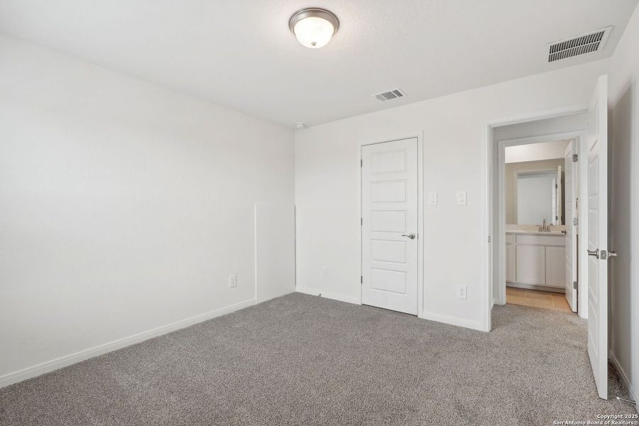 Spacious, unfurnished interior of a new home in Carmel Ranch, Schertz (Image 49).