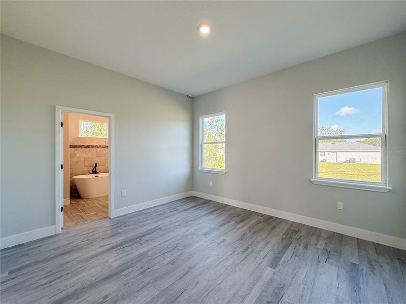 Spacious, unfurnished interior of a new home in , Ocala (Image 25).