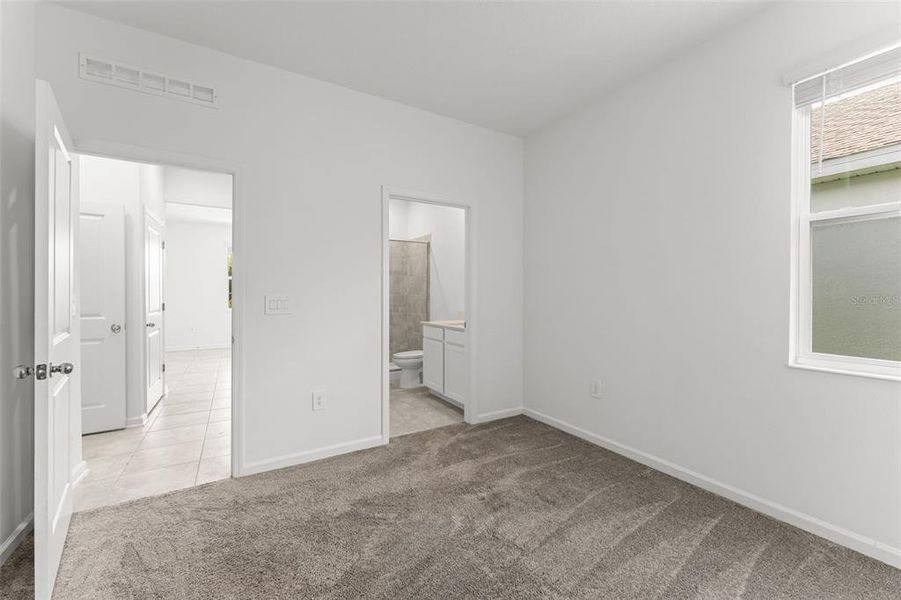 Spacious, unfurnished interior of a new home in Peace Creek Reserve, Winter Haven (Image 36).