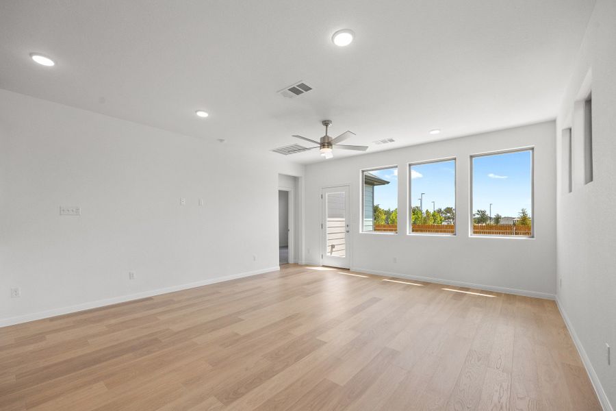 Spacious, unfurnished interior of a new home in Trinity Ranch, Elgin (Image 18).