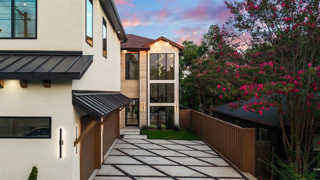 Exterior details and patio area of a home in , Dallas (Image 4).