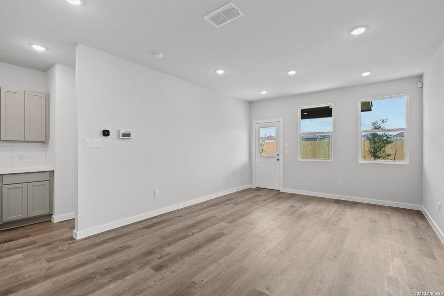 Spacious, unfurnished interior of a new home in Spring Creek, San Antonio (Image 16).