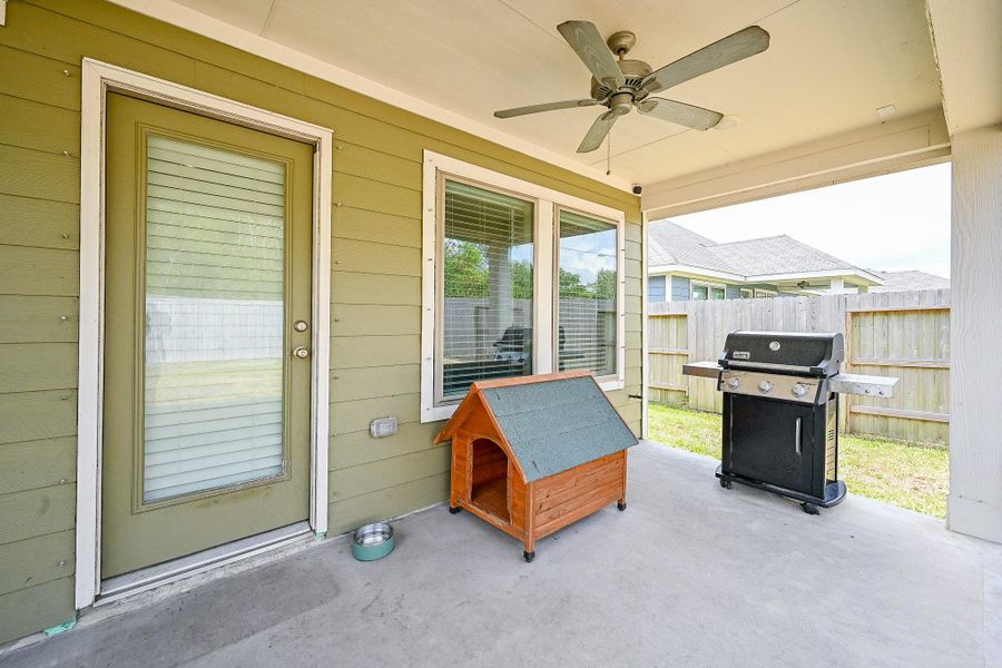 Exterior details and patio area of a home in Mustang Crossing, Alvin (Image 3).