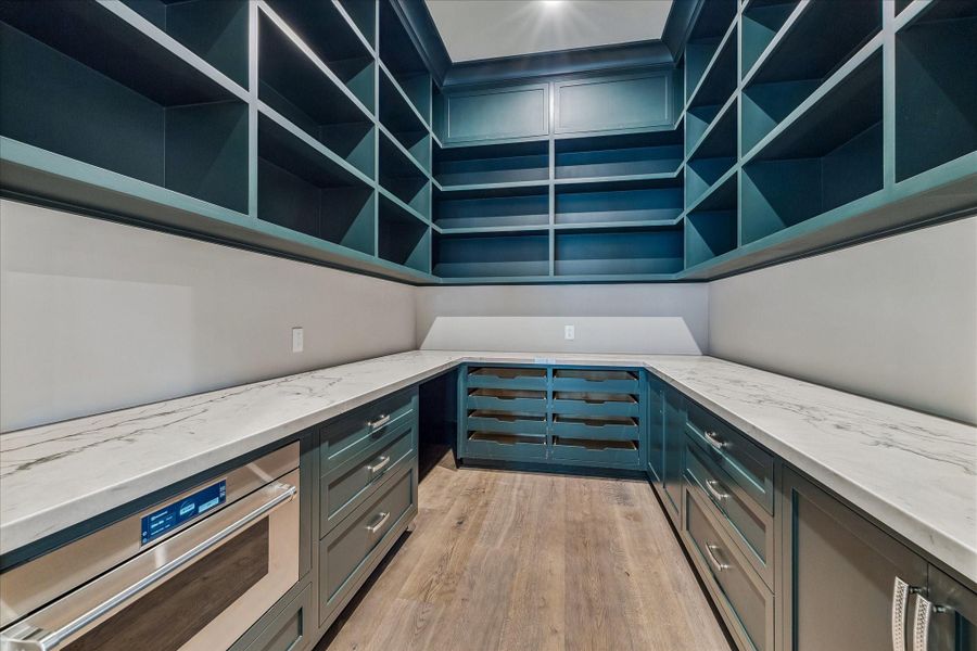 WALK-IN PANTRY
