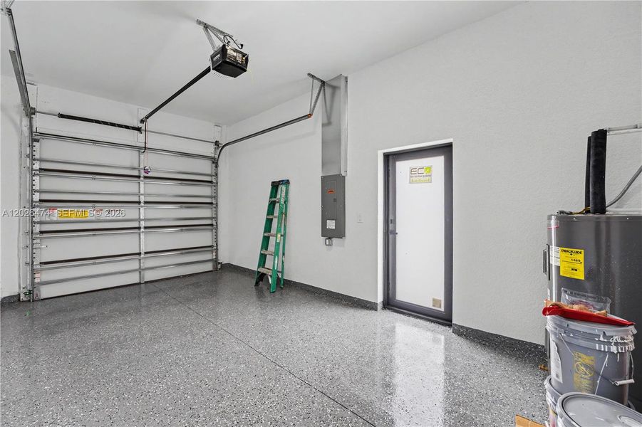Spacious, unfurnished interior of a new home in , Lehigh Acres (Image 12).