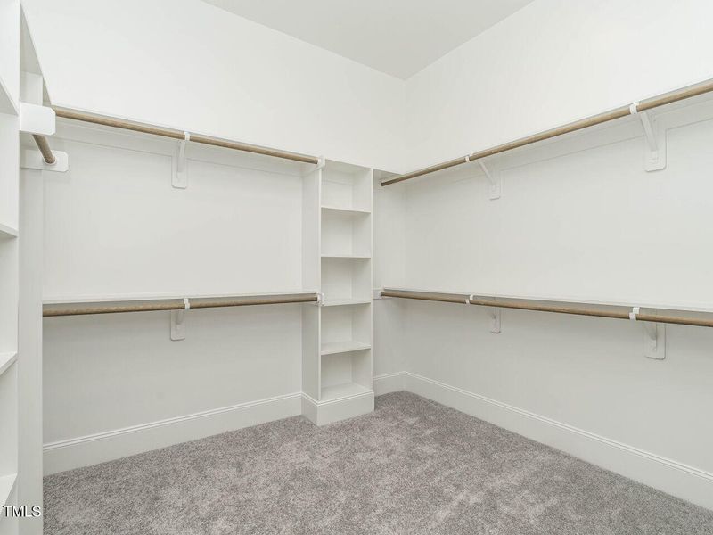 021-1280x960-primary-closet