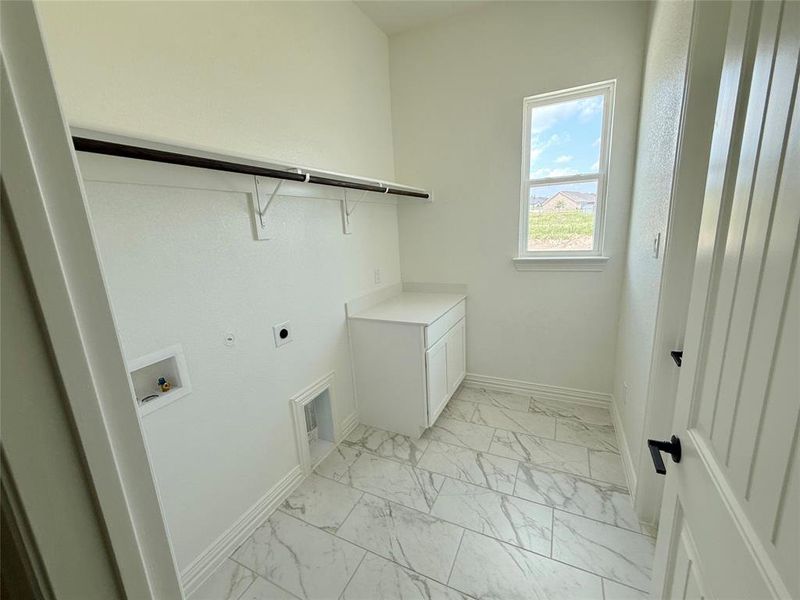 Spacious, unfurnished interior of a new home in Windmill Creeks, Weatherford (Image 8).