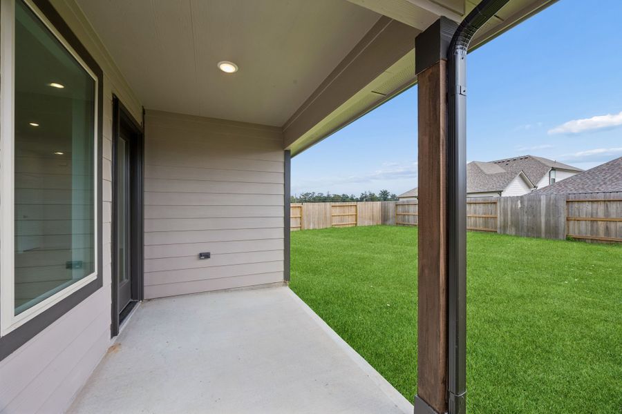 Exterior details and patio area of a home in Riviera Pines, Huffman (Image 3).