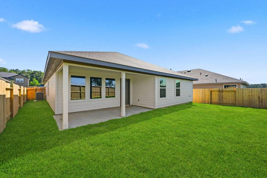 Exterior details and patio area of a home in Silverthorne, Conroe (Image 3).