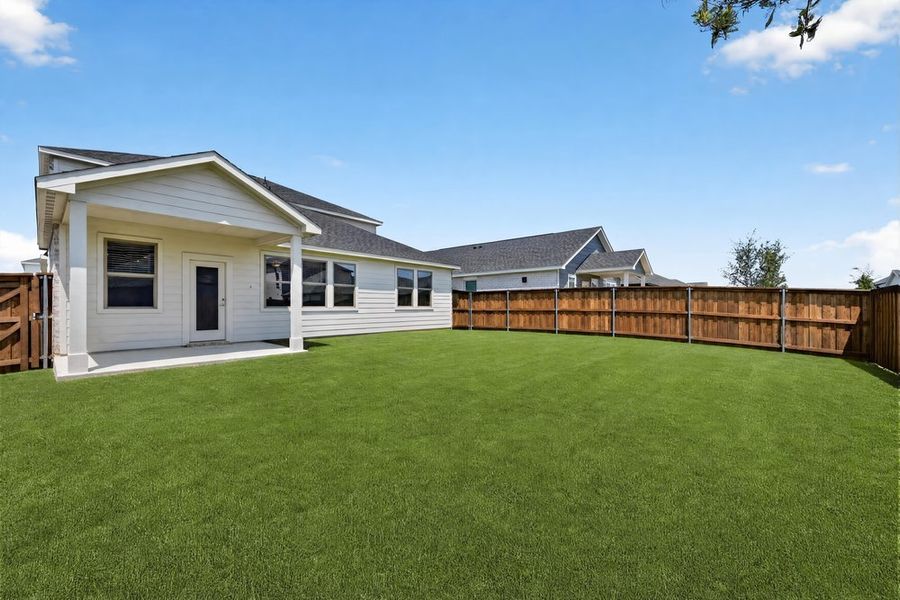 Exterior details and patio area of a home in Madero 50s, Fort Worth (Image 3).