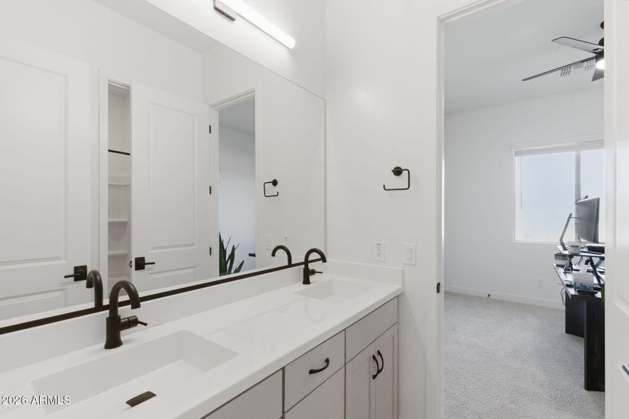 Jack & Jill bath btwn Bed 1 & Bed 2