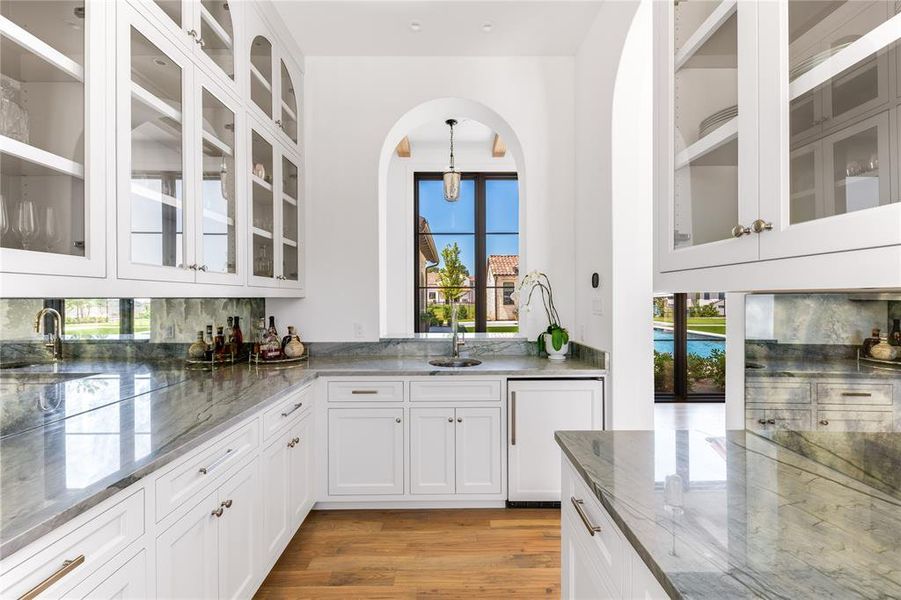 Wet bar that connects the formal dining to the kitchen