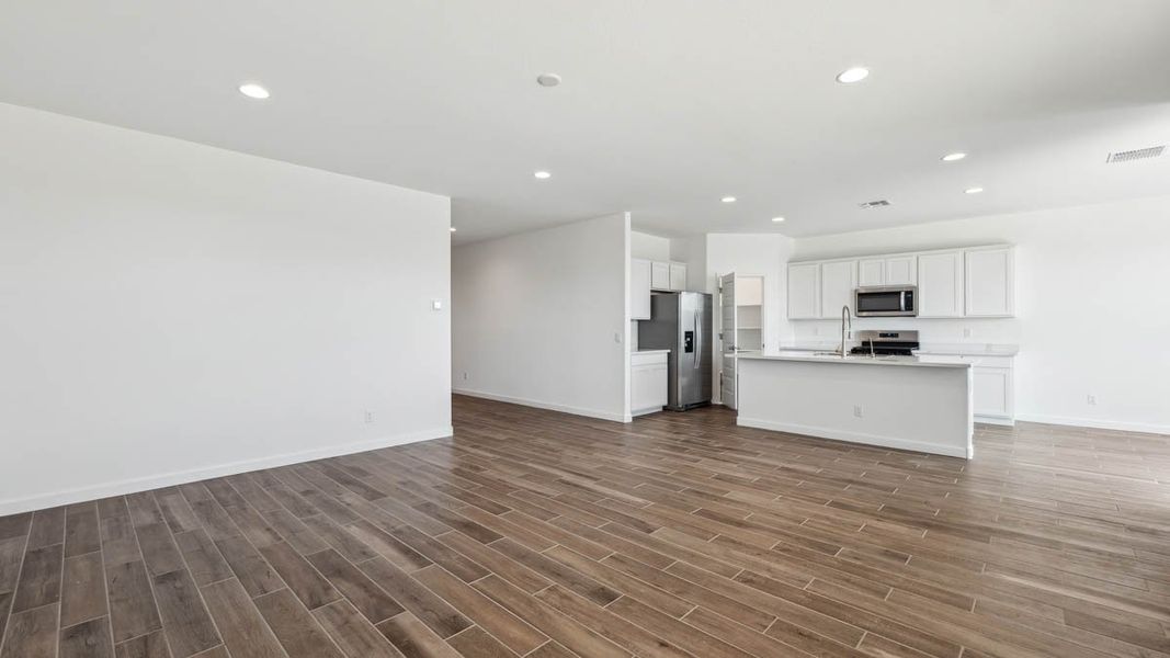 Spacious, unfurnished interior of a new home in Quail Ranch, San Tan Valley (Image 12).