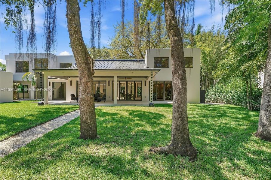 Exterior details and patio area of a home in , Hollywood (Image 41).