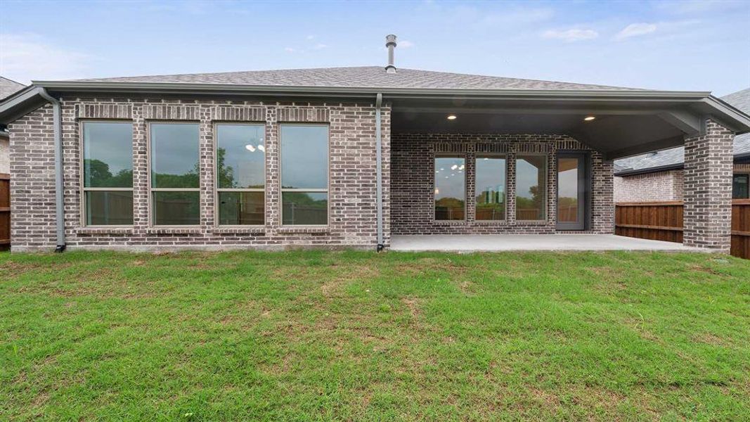 Exterior details and patio area of a home in Hillstead, Lavon (Image 2).