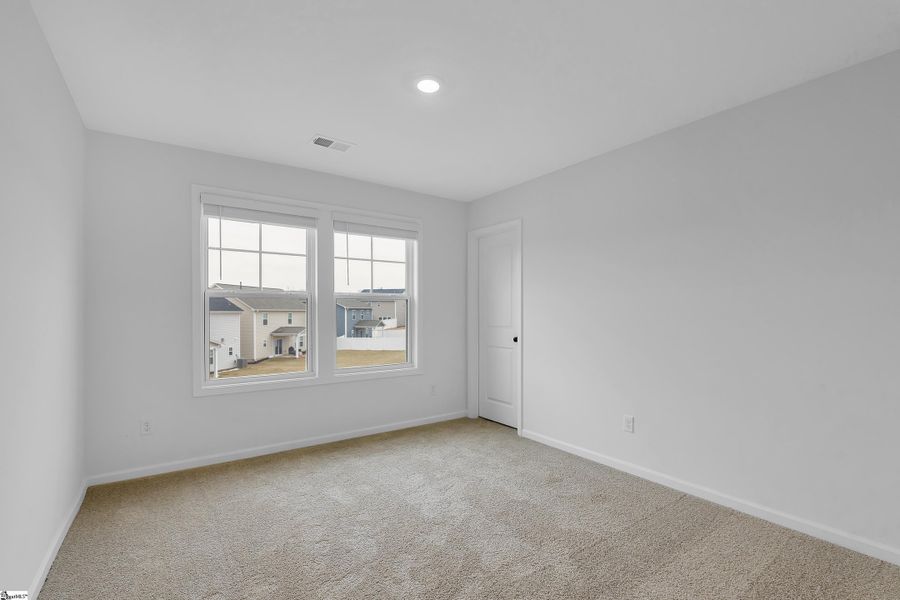 Spacious, unfurnished interior of a new home in Sedona, Greenville (Image 24).