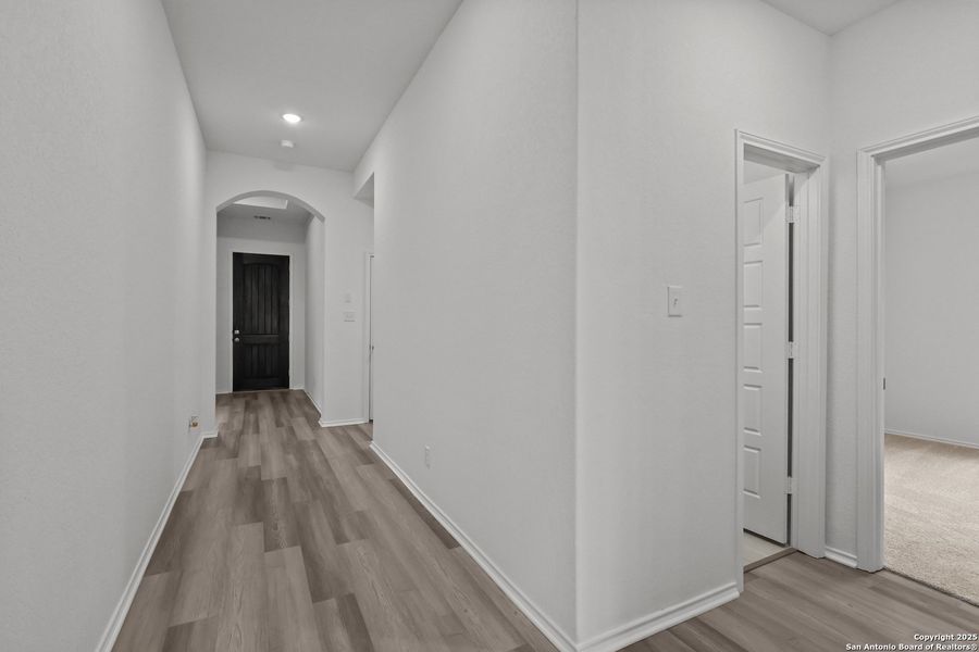 Spacious, unfurnished interior of a new home in Sunflower Ridge, New Braunfels (Image 18).