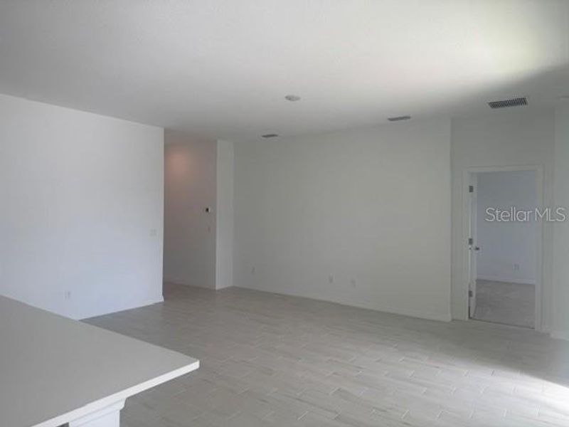 Spacious, unfurnished interior of a new home in Brack Ranch, St. Cloud (Image 4).