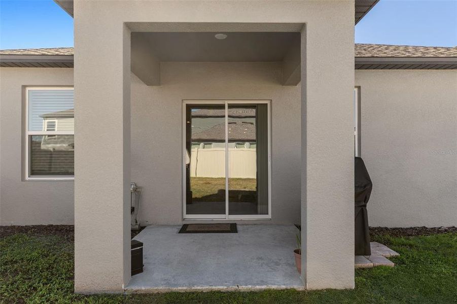 Exterior details and patio area of a home in , Land O' Lakes (Image 3).