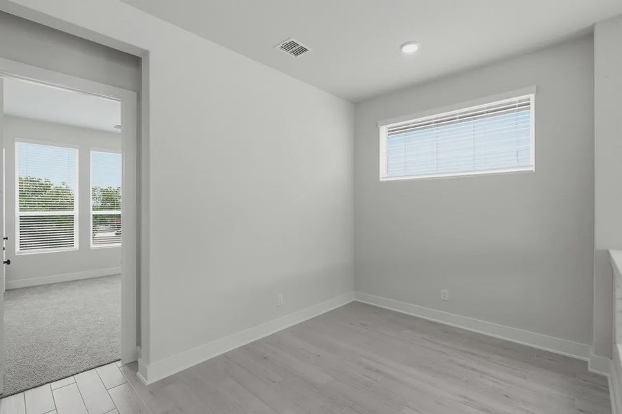 Spacious, unfurnished interior of a new home in Rose Hill, San Antonio (Image 21).