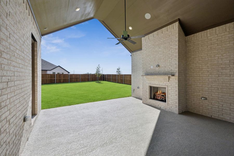 Exterior details and patio area of a home in Lakeview Heights, Azle (Image 20).