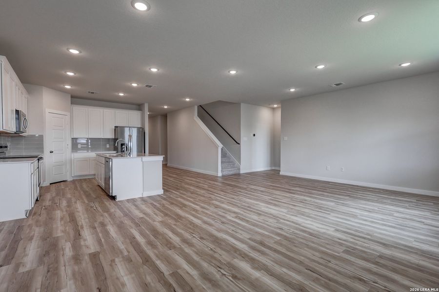 Spacious, unfurnished interior of a new home in Cinco Lakes, San Antonio (Image 24).